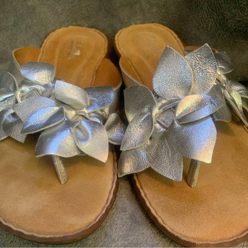 SUMMER IS COMING 😎 Clarks Silver Women's Gorgeous Floral Flip-Flop Sandals